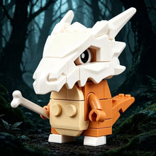 Lade das Bild in den Galerie-Viewer, Tragosso Cubone Klemm-Baustein Figur (ca. 6x5x3cm)