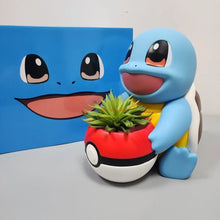 Load image into Gallery viewer, Schiggy Squirtle Figur mit Topf im Pokeball Look