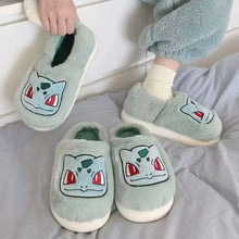 Lade das Bild in den Galerie-Viewer, Flauschige Kuschel Hausschuhe im Pikachu, Evoli, Bisasam oder Relaxo Look
