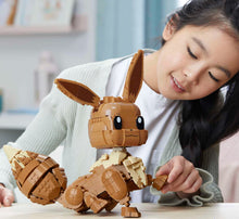 Load image into Gallery viewer, Pokémon Jumbo Evoli (30cm), Bauset mit beweglicher Figur Spielzeug