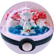 Lade das Bild in den Galerie-Viewer, Großer Pokeball mit Pokemon Figur kaufen