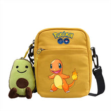 Lade das Bild in den Galerie-Viewer, Messenger Tasche mit Pokemon Motiven und Avocado Plüsch Anhänger
