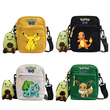 Lade das Bild in den Galerie-Viewer, Messenger Tasche mit Pokemon Motiven und Avocado Plüsch Anhänger
