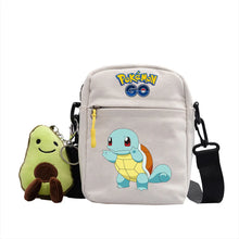 Lade das Bild in den Galerie-Viewer, Messenger Tasche mit Pokemon Motiven und Avocado Plüsch Anhänger
