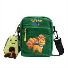 Lade das Bild in den Galerie-Viewer, Messenger Tasche mit Pokemon Motiven und Avocado Plüsch Anhänger
