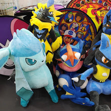 Lade das Bild in den Galerie-Viewer, Pokemon XXL Kuscheltiere Lucario, Quajutsu, Zeraora Liberlo Glaziola u. a.
