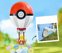 Lade das Bild in den Galerie-Viewer, Fliegender Pokeball Heissluftballon Klemm-Baustein Spielzeug
