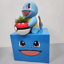 Load image into Gallery viewer, Schiggy Squirtle Figur mit Topf im Pokeball Look
