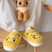 Lade das Bild in den Galerie-Viewer, Flauschige Kuschel Hausschuhe im Pikachu, Evoli, Bisasam oder Relaxo Look
