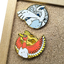 Load image into Gallery viewer, Lugia oder Ho-Oh Pin Anime Pokemon Brosche Anstecker

