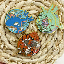 Load image into Gallery viewer, Rayquaza, Groudon oder Kyogre Brosche, Pin Anstecker
