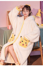 Lade das Bild in den Galerie-Viewer, Pokemon Pikachu Kuscheliger Fleece Bademantel kaufen
