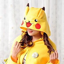 Load image into Gallery viewer, Pokemon Pikachu Cosplay Umhang mit integrierter Mütze kaufen
