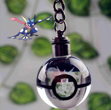 Lade das Bild in den Galerie-Viewer, Pokeball Anhänger mit Pokemon Motiven und Farbwechsel kaufen
