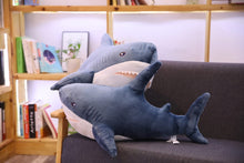 Load image into Gallery viewer, Lustiger Hai Kuscheltier (80cm oder 100cm) kaufen
